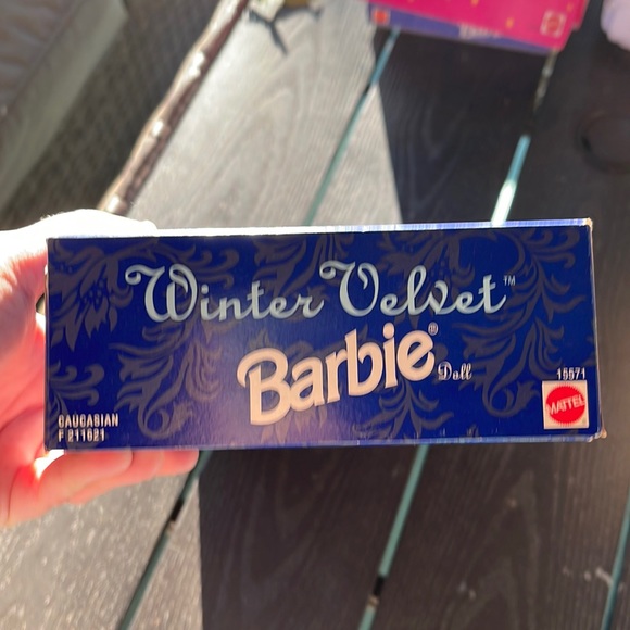 - NRFB Vintage 1995 AVON ~ Winter Velvet Barbie Doll ❄️ - Picture 12 of 14